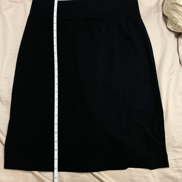 Joe Fresh size 4 women’s black skirt with zipper at the back - Picture 5 of 6